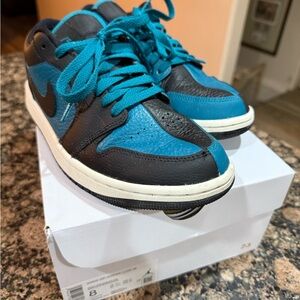Jordan Air Jordan 1 Low SE in Bright Spruce and Black Sail, split homage, EUC